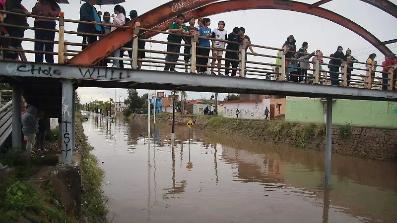 Intensas lluvias provocan inundación en el bulevar Primo de Verdad de la ciudad de Durango 